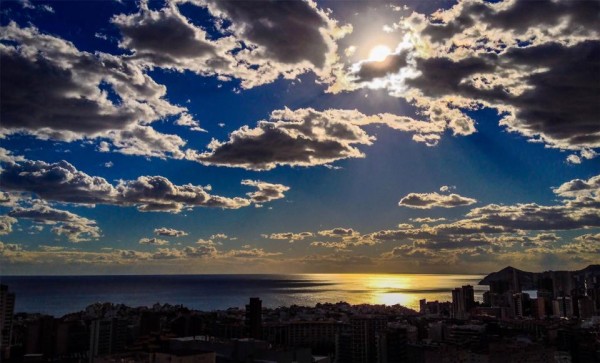 benidorm con nubes